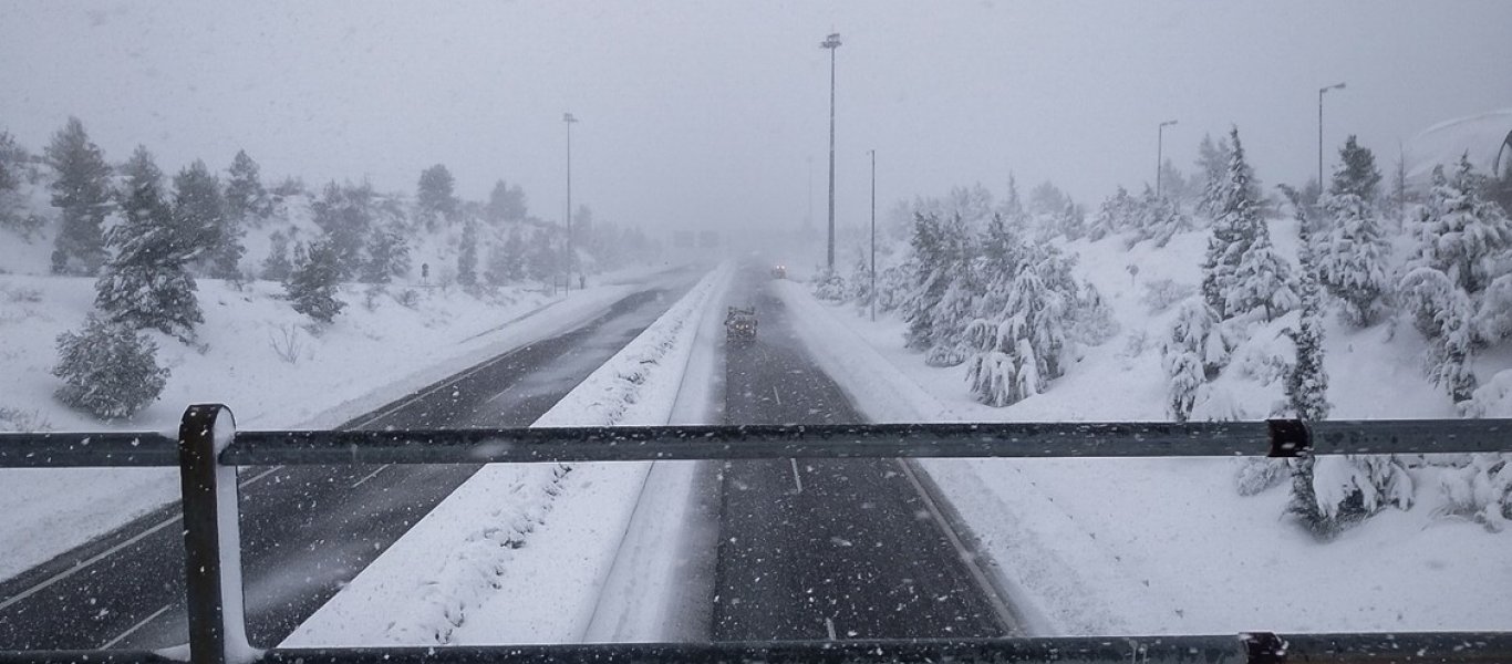 Λόγω κυβερνητικής ανικανότητας κλείνει με 5 πόντους χιόνι η Εθνική Οδός Αθηνών Λαμίας για 12 ώρες!