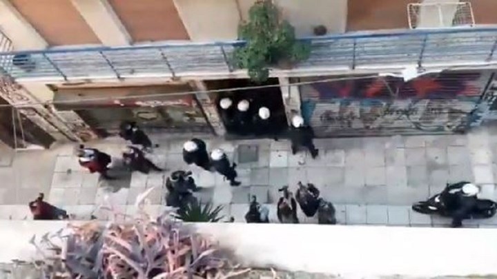 Επέτειος Γρηγορόπουλου: Αστυνομικοί έριξαν κρότου λάμψης μέσα σε είσοδο πολυκατοικίας – ΒΙΝΤΕΟ