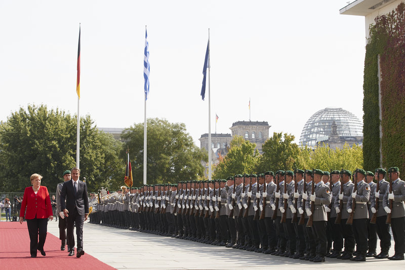 Μητσοτάκης στο Βερολίνο: Με στρατιωτικές τιμές η υποδοχή από τη Μέρκελ! (BINTEO)
