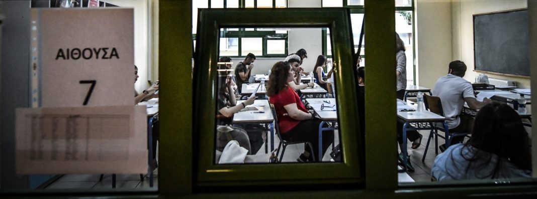 Συζητά σαρωτικές αλλαγές στις Πανελλήνιες το υπουργείο Παιδείας – Σε «αναμμένα κάρβουνα» οι μαθητές