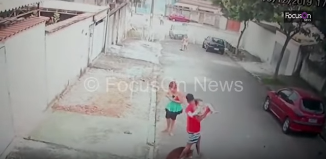 Βίντεο: Άνδρας παλεύει με πίτμπουλ που έχει αρπάξει τον 4χρονο γιο του – Σοκαριστικές σκηνές που «κόβουν» την ανάσα!