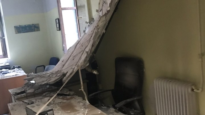 Αναστάτωση στο Ιπποκράτειο Θεσσαλονίκης: Έπεσε το ταβάνι στο τμήμα πληροφορικής – ΦΩΤΟ ΣΟΚ!