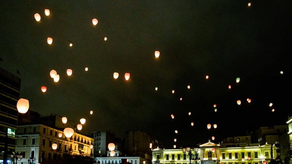 Υπερθέαμα η παραμονή Χριστουγέννων στην Αθήνα: Εκατοντάδες χάρτινα φαναράκια φώτισαν τον ουρανό! (ΦΩΤΟ)