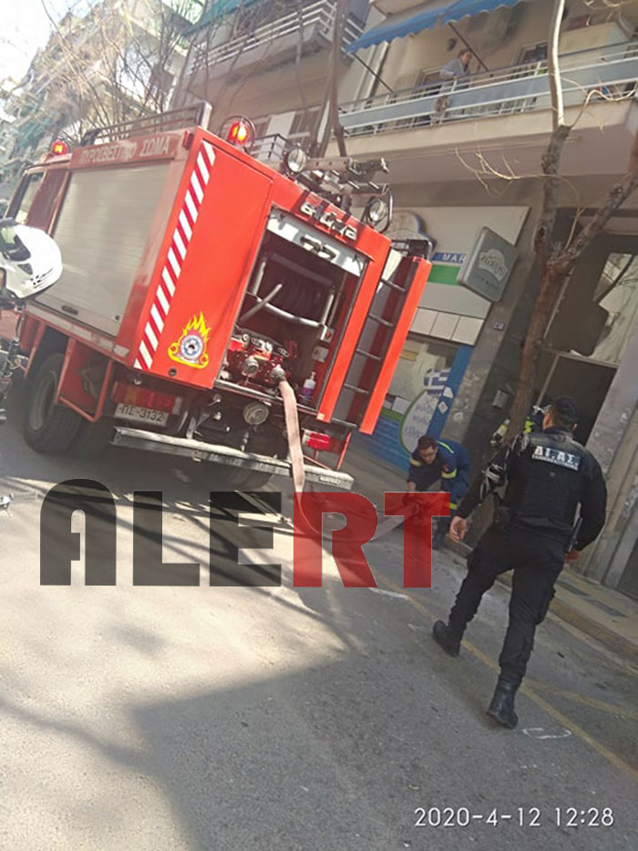 MEΓΑΛΗ ΠΥΡΚΑΓΙΑ σε πολυκατοικία στο κέντρο της Αθήνας! Επί τόπου ισχυρές δυνάμεις της Πυροσβεστικής και άνδρες της Ομάδας ΔΙΑΣ! (ΦΩΤΟΡΕΠΟΡΤΑΖ “Alerttv”)