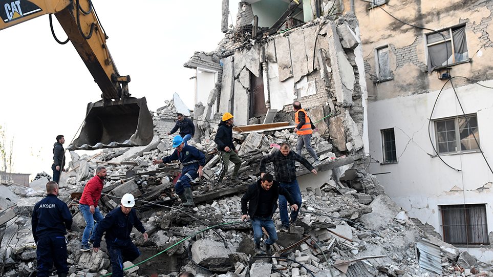 Φονικός σεισμός 6,4 Ρίχτερ στην Αλβανία: Τουλάχιστον 6 νεκροί και 300 τραυματίες! Συγκλονιστικές εικόνες από τη διάσωση ενός μικρού αγοριού από τα ερείπια – Προσοχή, πολύ σκληρό βίντεο!