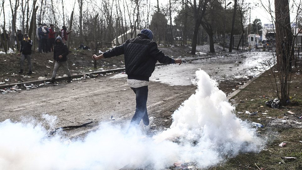 Έβρος: Νέος γύρος επεισοδίων – Μετανάστες πετούν πέτρες και καδρόνια στους αστυνομικούς – Δείτε βίντεο