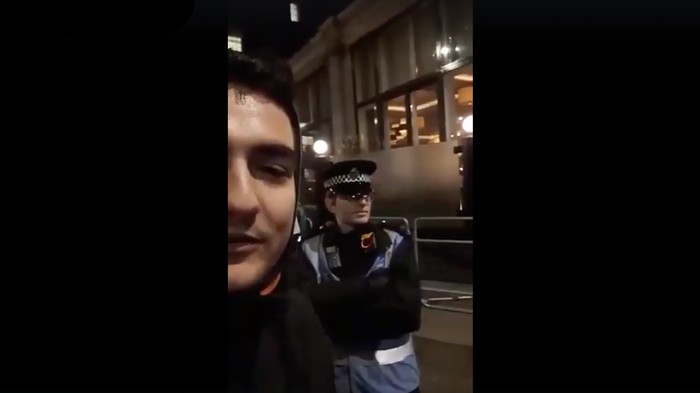 Σπαρταριστό ΒΙΝΤΕΟ! Έλληνας βρίζει Βρετανό αστυνομικό και αυτός του απαντά σε άπταιστα ελληνικά! Κατέβασε την κάμερα κακήν κακώς!