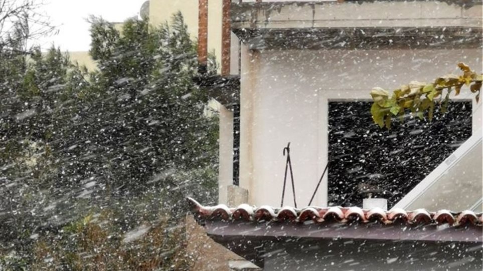 Κακοκαιρία «Ζηνοβία»: Χιόνι στο κέντρο της Αθήνας και σε γειτονιές του Πειραιά – Δείτε βίντεο