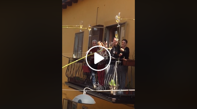 Κορωνοϊός – Ιταλία: Τσούγκρισαν τα ποτήρια τους και αντάλλαξαν ευχές… από τα μπαλκόνια τους! ΔΕΙΤΕ το ΒΙΝΤΕΟ που έγινε VIRAL!