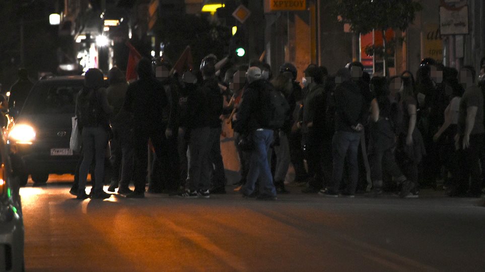 Επεισόδια στην Κυψέλη: Αντιεξουσιαστές σπάνε βιτρίνες στην πλατεία Αγίου Γεωργίου (ΒΙΝΤΕΟ)