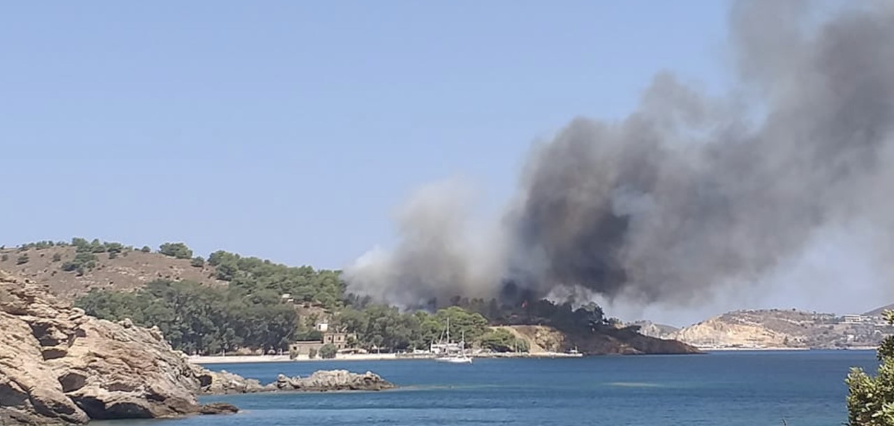 Μεγάλη φωτιά ξέσπασε στη Λέρο -Απεγκλωβίστηκαν 60 άτομα από την παραλία! (ΦΩΤΟ)