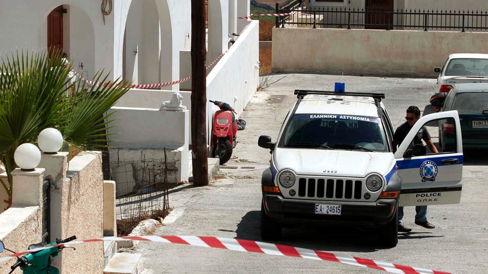 Σαντορίνη: 20χρονος Αλβανός σκότωσε τον ξενοδόχο στο ξύλο – Έλουσε το πτώμα με βότκα και του έβαλε φωτιά!
