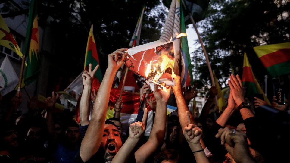 Οργισμένες διαδηλώσεις Κούρδων: Έκαψαν τουρκικές σημαίες, ποδοπάτησαν φωτογραφίες του Ερντογάν! (ΒΙΝΤΕΟ)