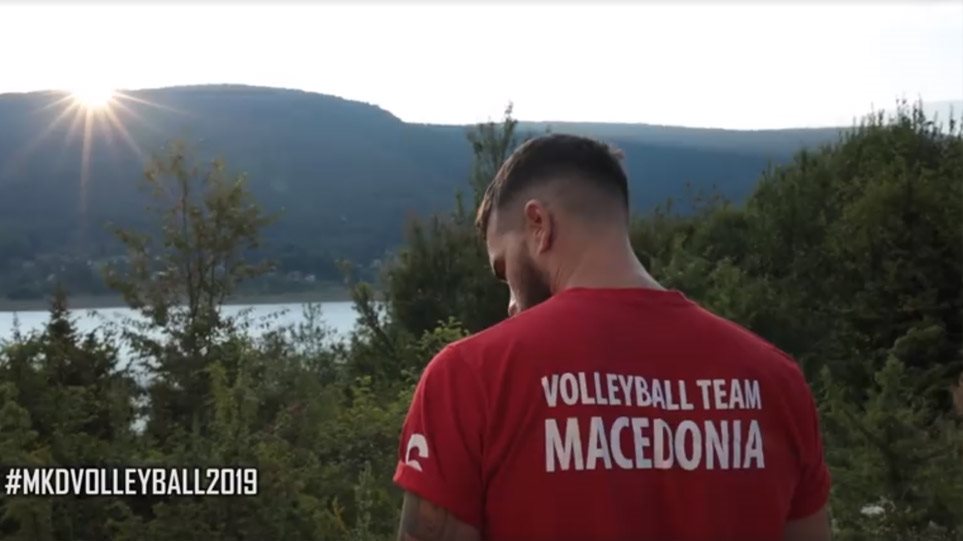 Η Εθνική βόλεϊ ανδρών των Σκοπίων εμφανίζεται με μπλουζάκια που γράφουν σκέτο… Μακεδονία! (BINTEO)