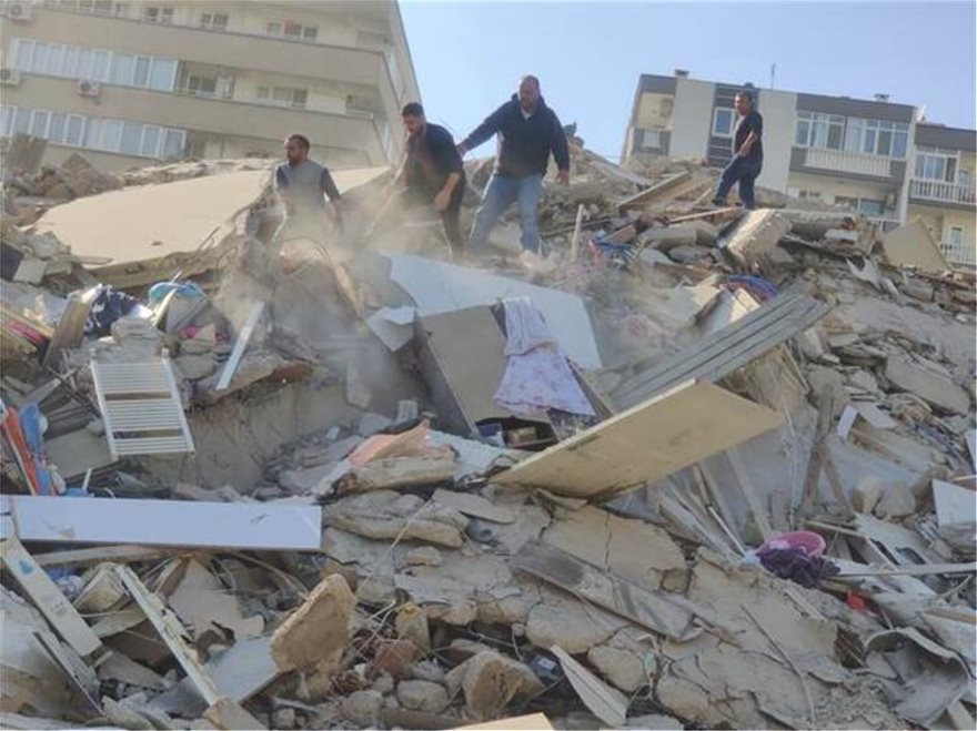 Σεισμός στη Σμύρνη: Βίντεο με τη στιγμή που καταρρέει κτήριο