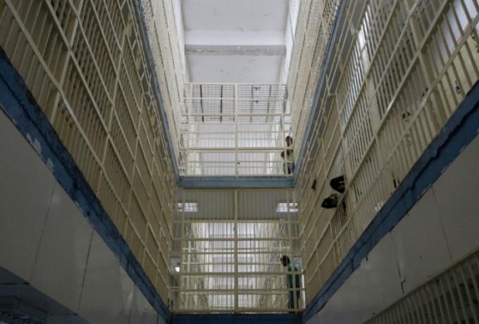 Ποτά, τσιγάρα, κινητά και… τούρτες στις γυναικείες φυλακές Κορυδαλλού! «Αν έχεις λεφτά περνάς καλά, αλλιώς πεθαίνεις»