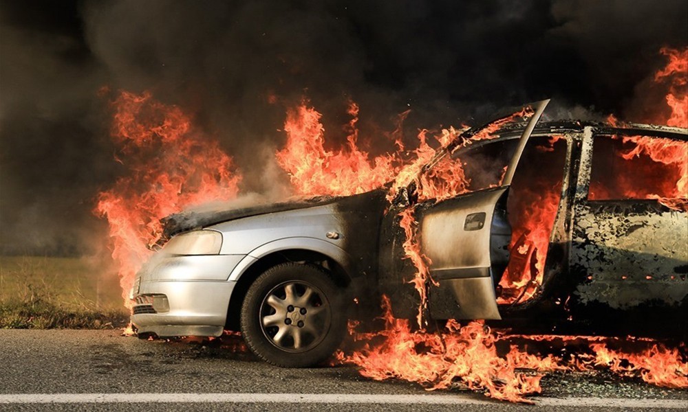 Αυτοκίνητο τυλίχτηκε στις φλόγες εν κινήσει στην Θεσσαλονίκη